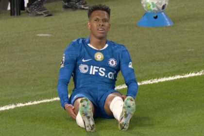 Chelsea star Estevao forced off vs Man Utd with injury that could end his season