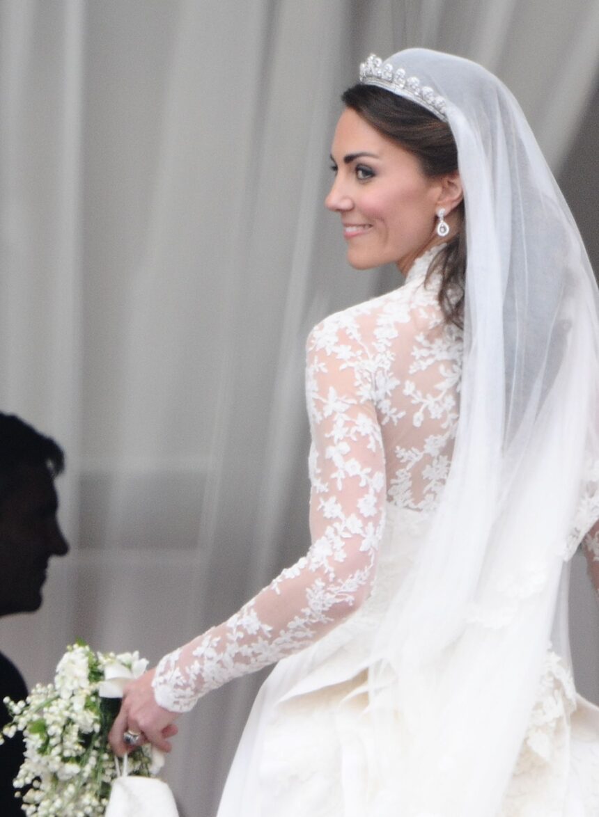 A Detailed Look at Kate Middleton, the Princess of Wales’s Unforgettable Wedding Dress