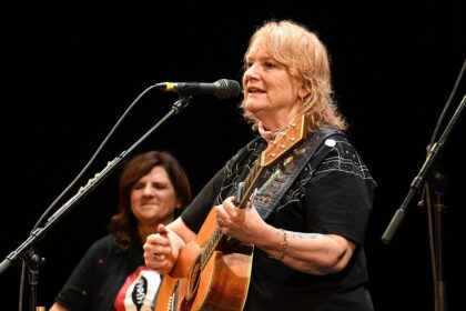 Indigo Girls Receive Outpouring of Love After Emily Saliers Tearfully Acknowledges Two Incurable Conditions That Will Affect Vocals on Tour