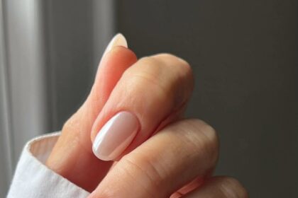 Soft Chrome Nails Are a Springtime Twist on the Shimmering Trend