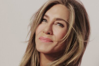 Jennifer Aniston’s “Instant Favorite” Hair Paste Keeps Your Hair Sleek