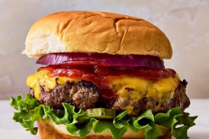 15 Restaurants With Burgers “Bigger-Than-Your-Head” in the U.S. (Fast Food and Family-Owned!)