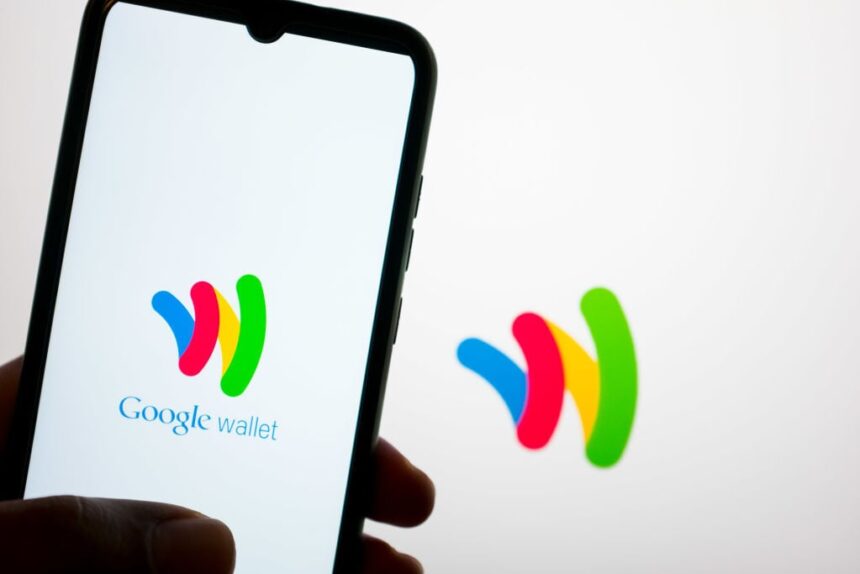 Google Wallet now lets you track flights from your lock screen. How to try it.