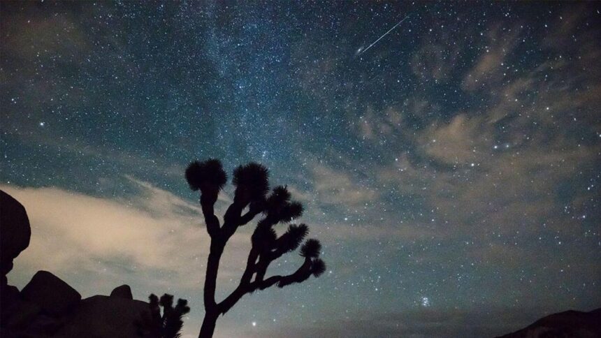 Double Dazzle: This Weekend, There Are 2 Meteor Showers in the Night Sky
