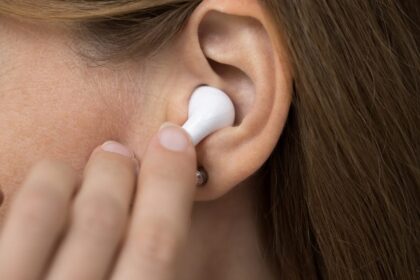 Warning Signs That Your Earbuds Are Actually Hurting Your Ears