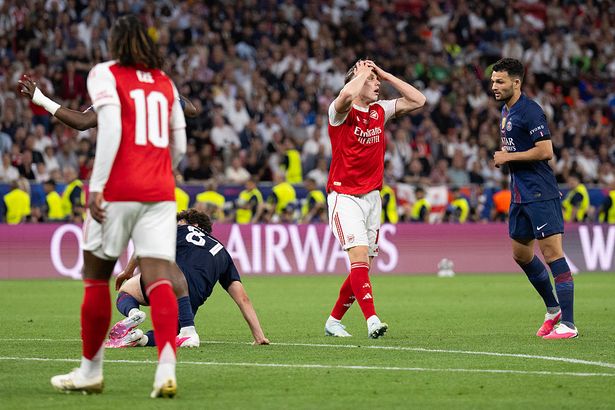 Arsenal stars trolled by Premier League rivals seconds after PSG heartbreak