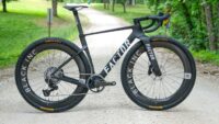 Unnamed Factor prototype races under Romain Bardet at Unbound — and yes, it’s got THAT fork
