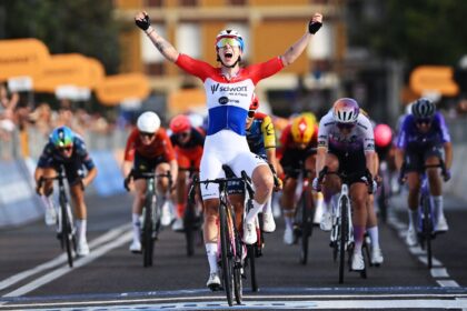 ‘It would be amazing to win in the maglia rosa’ – Lorena Wiebes eyes second stage win after dominant Giro d’Italia Women sprint victory