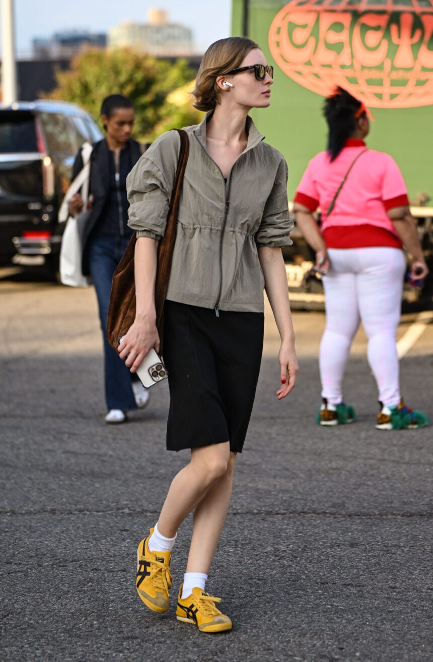 9 Summer Sneaker Outfits to Wear All Season Long