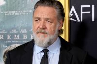 Russell Crowe Warns Crowd of Autograph-Seekers in Paris Not to Push: ‘As Soon as Somebody’s a D–k, I’m Going’