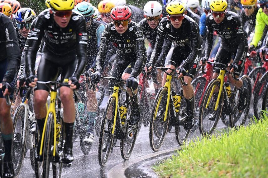 ‘There is already something going on in the bunch’ – Threat of illness after cold, wet Giro d’Italia stage 5 more concerning than 6:22 deficit for Visma-Lease a Bike