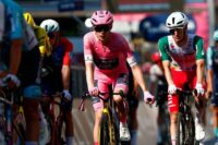 ‘Safety in cycling is in everyone’s interest’ – Jonas Vingegaard uses ‘power’ of the maglia rosa to influence GC-times neutralisation during Giro d’Italia sprint stage in Milan