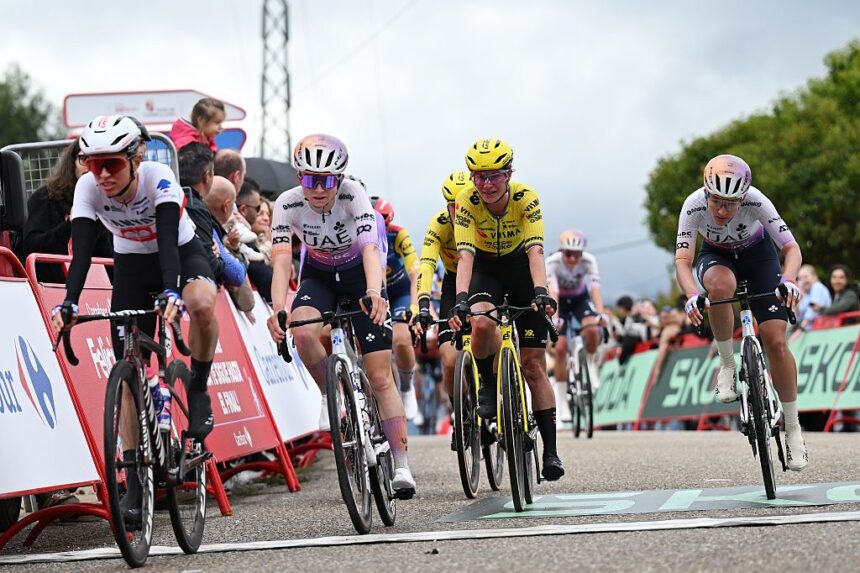 ‘I landed in a ditch’ – Marianne Vos forced into desperate chase after late crash in hectic Vuelta Femenina run-in