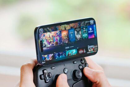 This accessory can snap a Steam Controller to your phone — or almost anything else