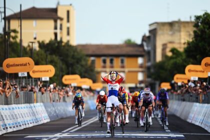 Giro d’Italia Women: Lorena Wiebes lives up to favourite status with stage 1 sprint victory