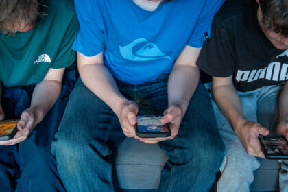 A study shows that cellphone bans didn’t improve US students’ test scores