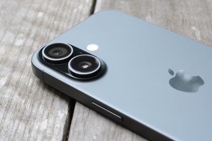 Apple said to be talking to Intel and Samsung about building key device processors