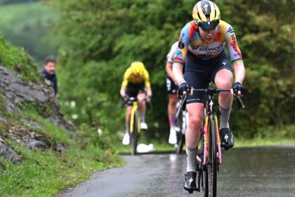 ‘It started steep and it finished steep’ – Anna van der Breggen wins stage six of La Vuelta Femenina during brutal final climb, to wear the maillot rojo on the final day