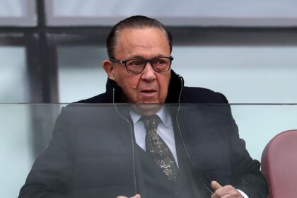 West Ham star sends message to David Sullivan after he steps down over ‘historic allegations’