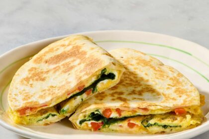 You Only Need 2 Ingredients and 5 Minutes to Make This Egg Tortilla