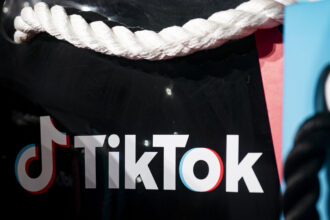 Government workers can officially waste time scrolling TikTok again
